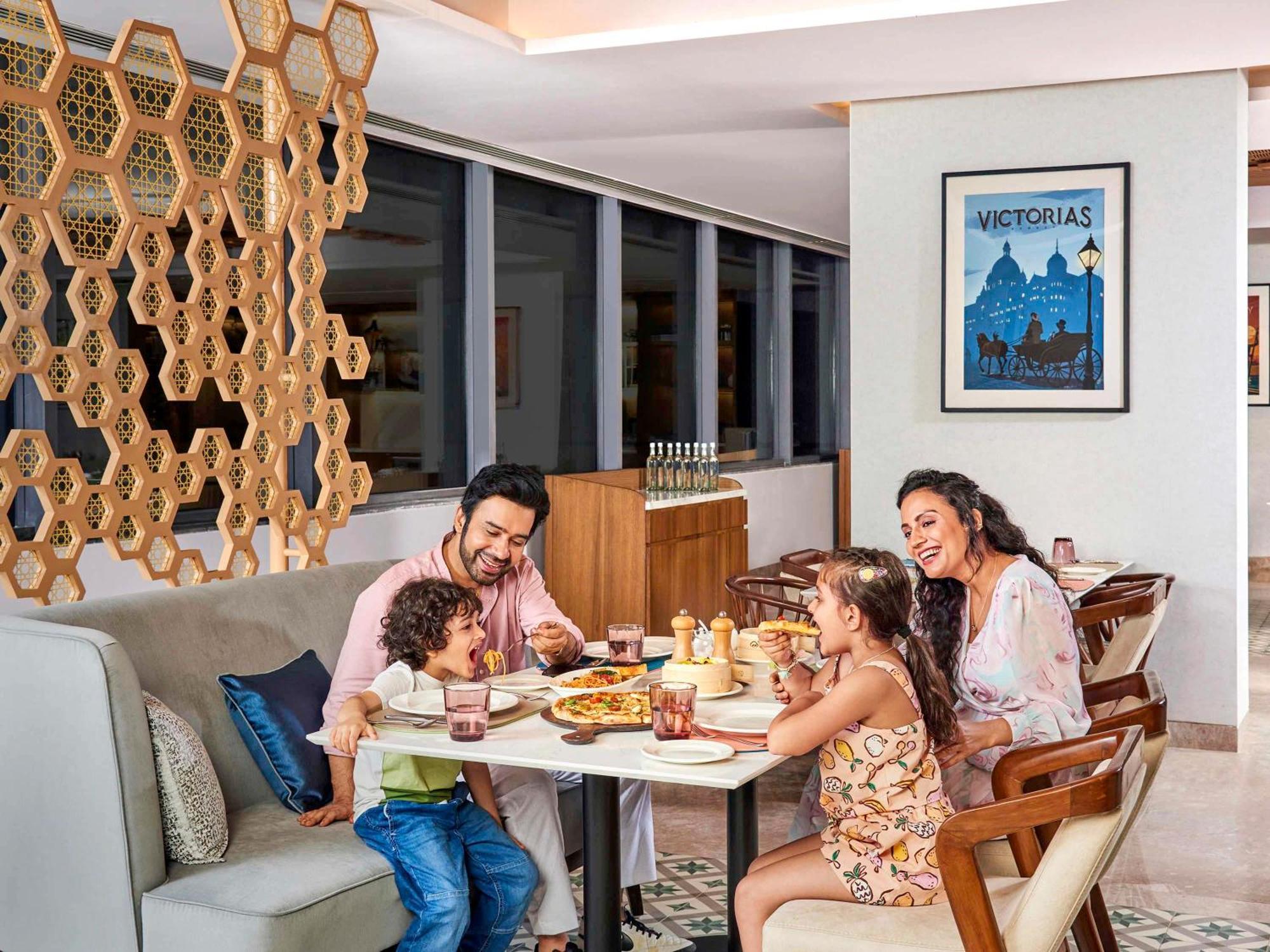 Novotel Mumbai International Airport Εξωτερικό φωτογραφία Family dining at the hotel