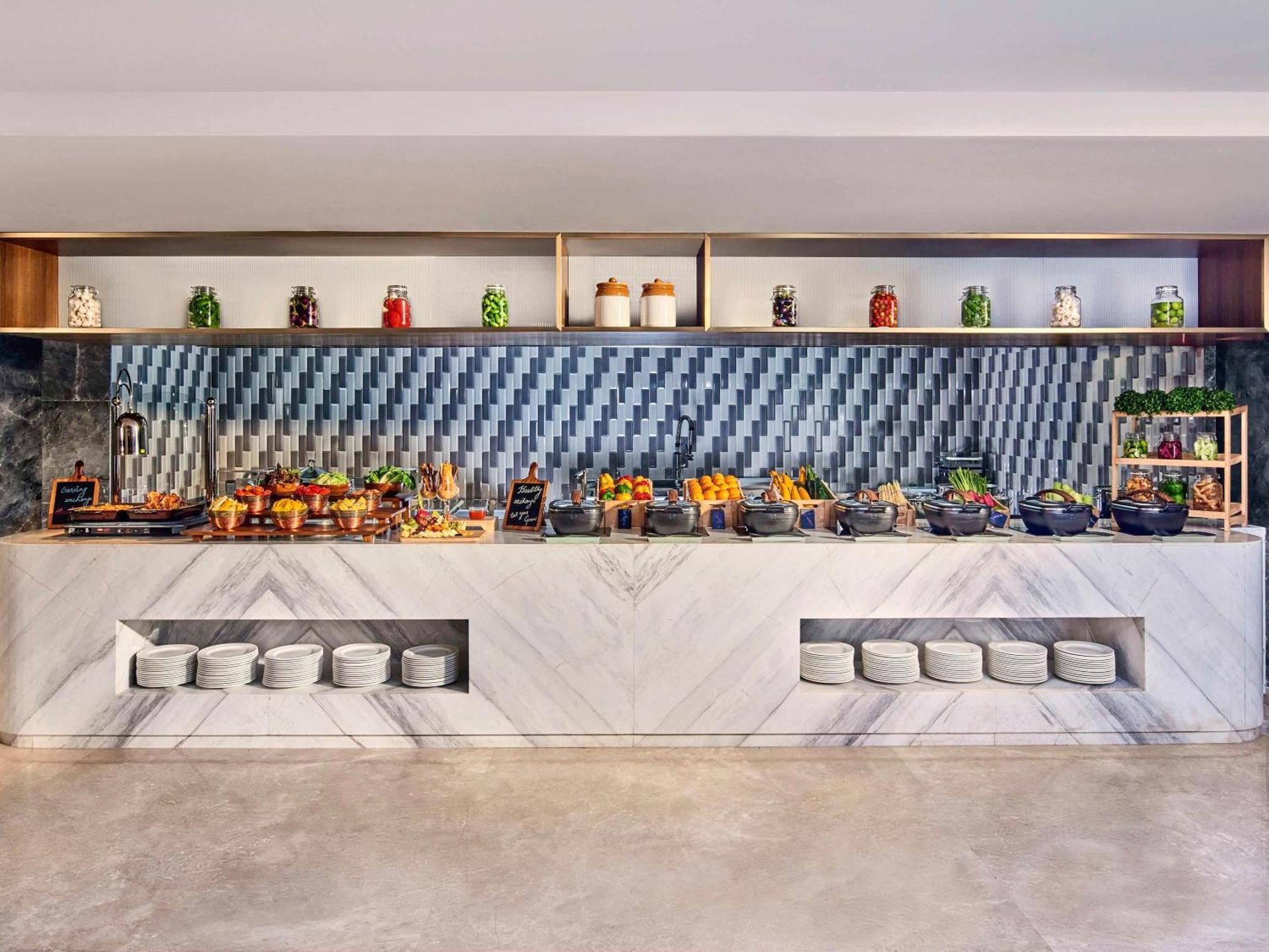 Novotel Mumbai International Airport Εξωτερικό φωτογραφία The buffet at the hotel