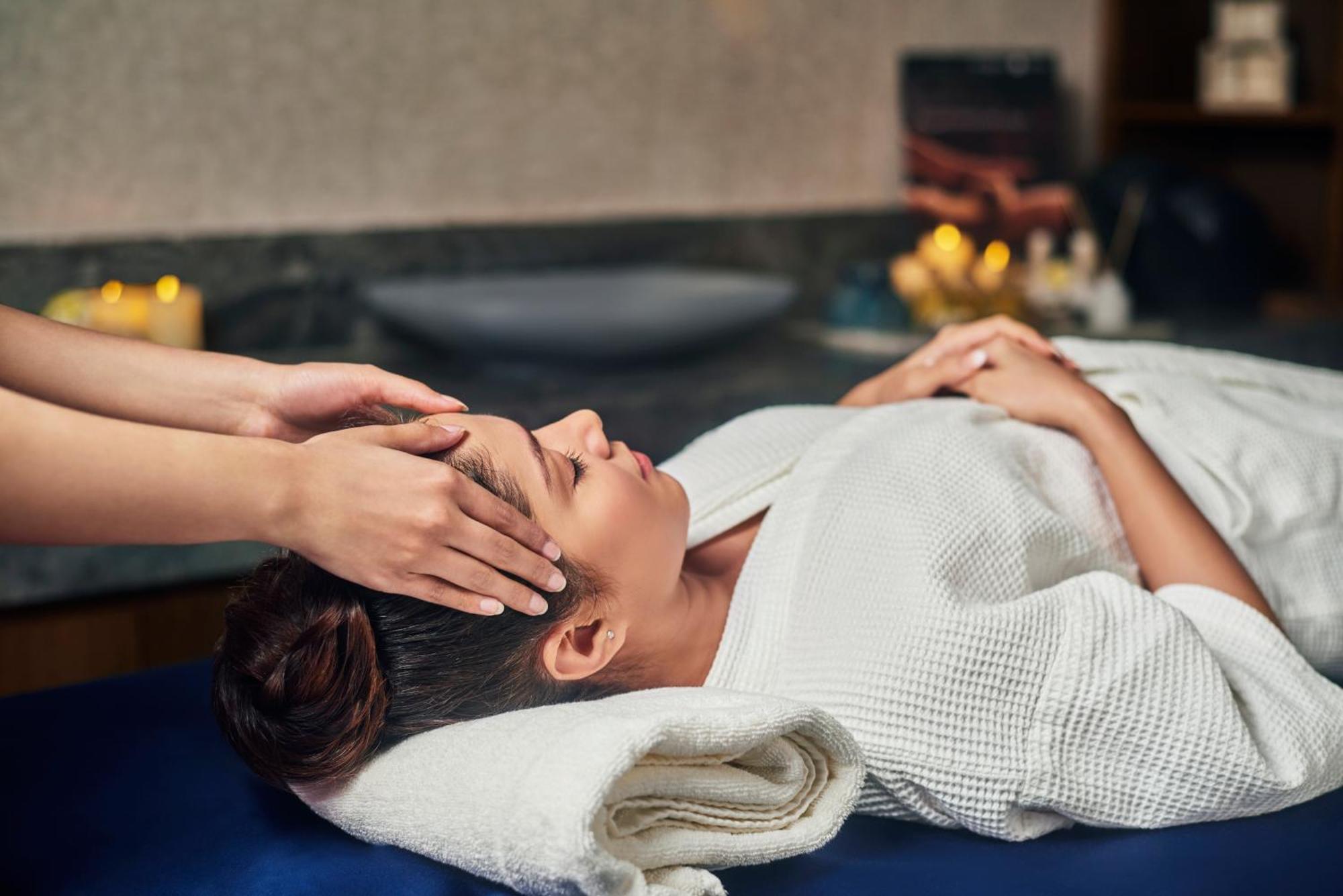 Novotel Mumbai International Airport Εξωτερικό φωτογραφία A woman receiving a head massage