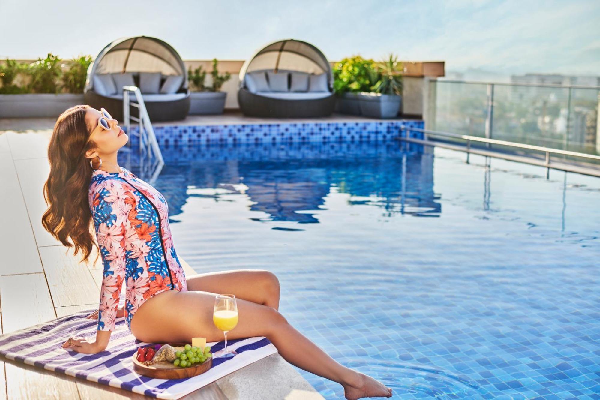Novotel Mumbai International Airport Εξωτερικό φωτογραφία Rooftop pool at the hotel