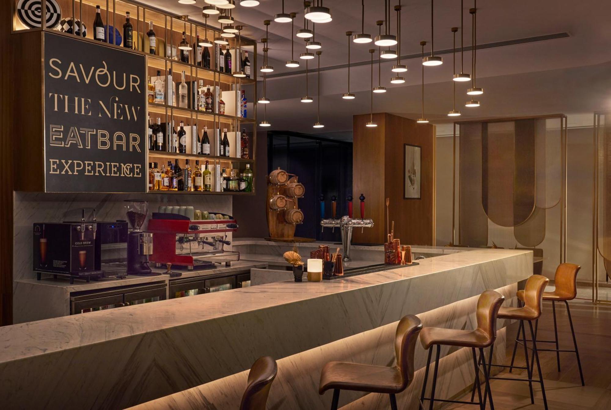 Novotel Mumbai International Airport Εξωτερικό φωτογραφία The bar at the hotel