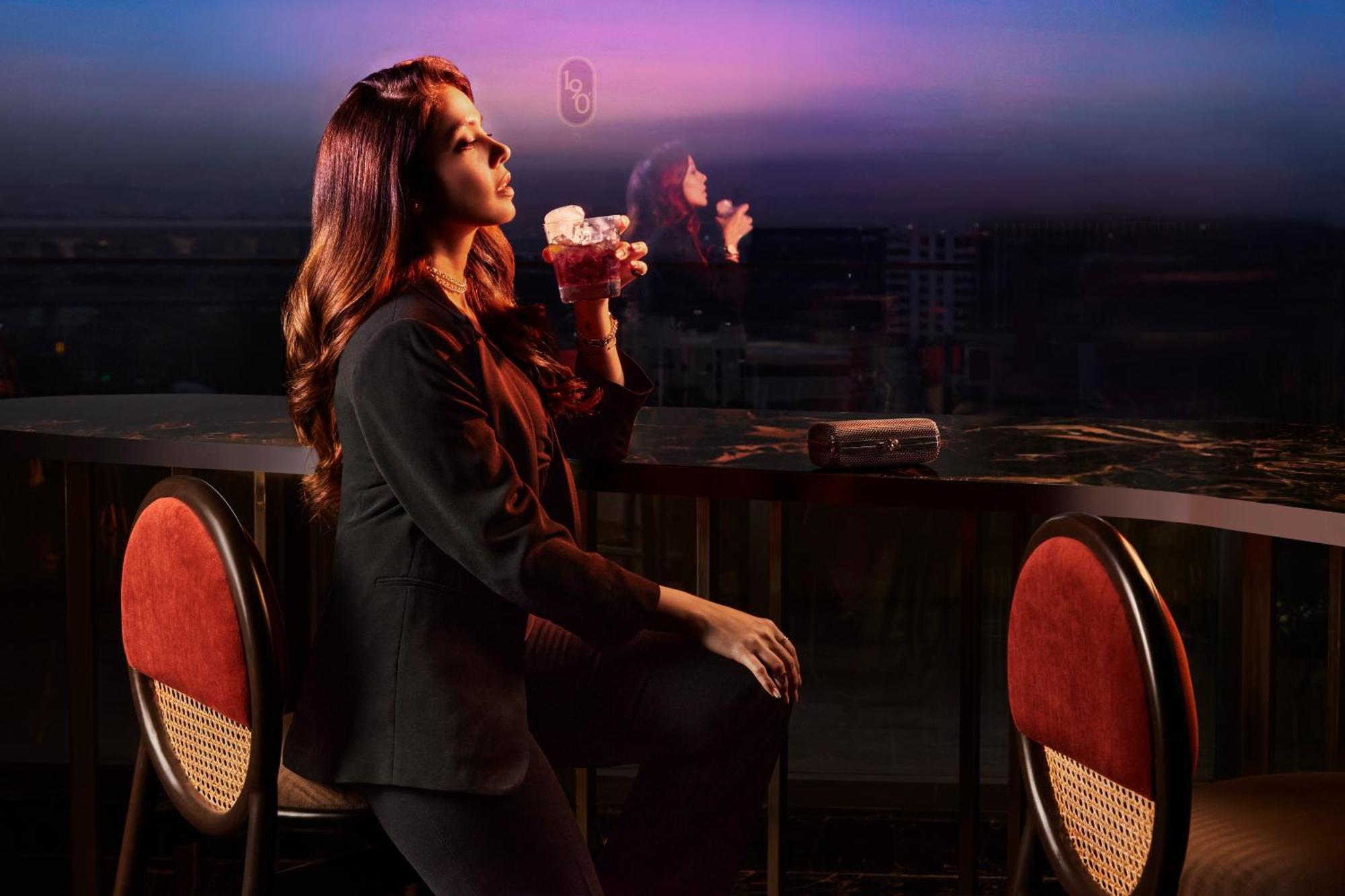 Novotel Mumbai International Airport Εξωτερικό φωτογραφία A woman smoking hookah