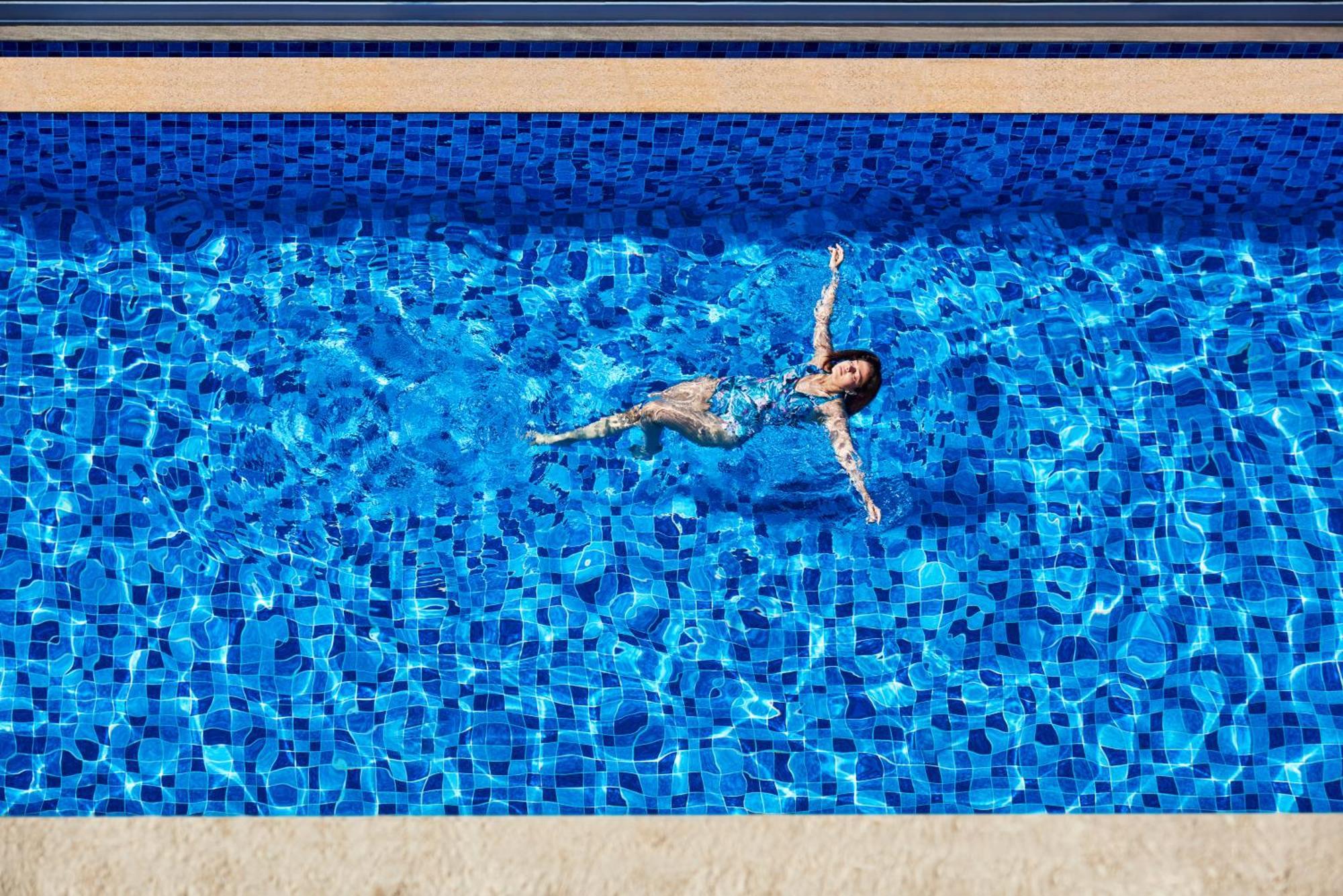 Novotel Mumbai International Airport Εξωτερικό φωτογραφία A woman floating in a swimming pool