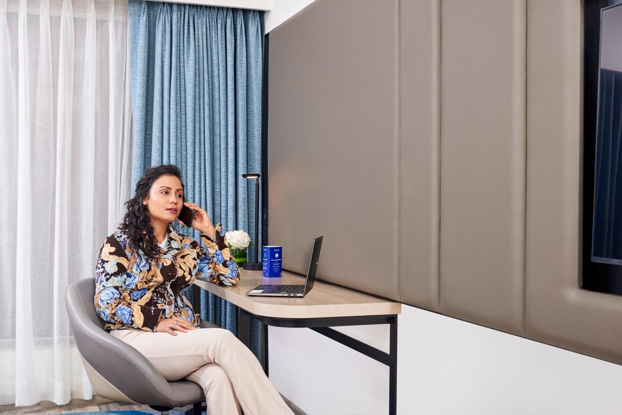 Novotel Mumbai International Airport Εξωτερικό φωτογραφία A woman working from home