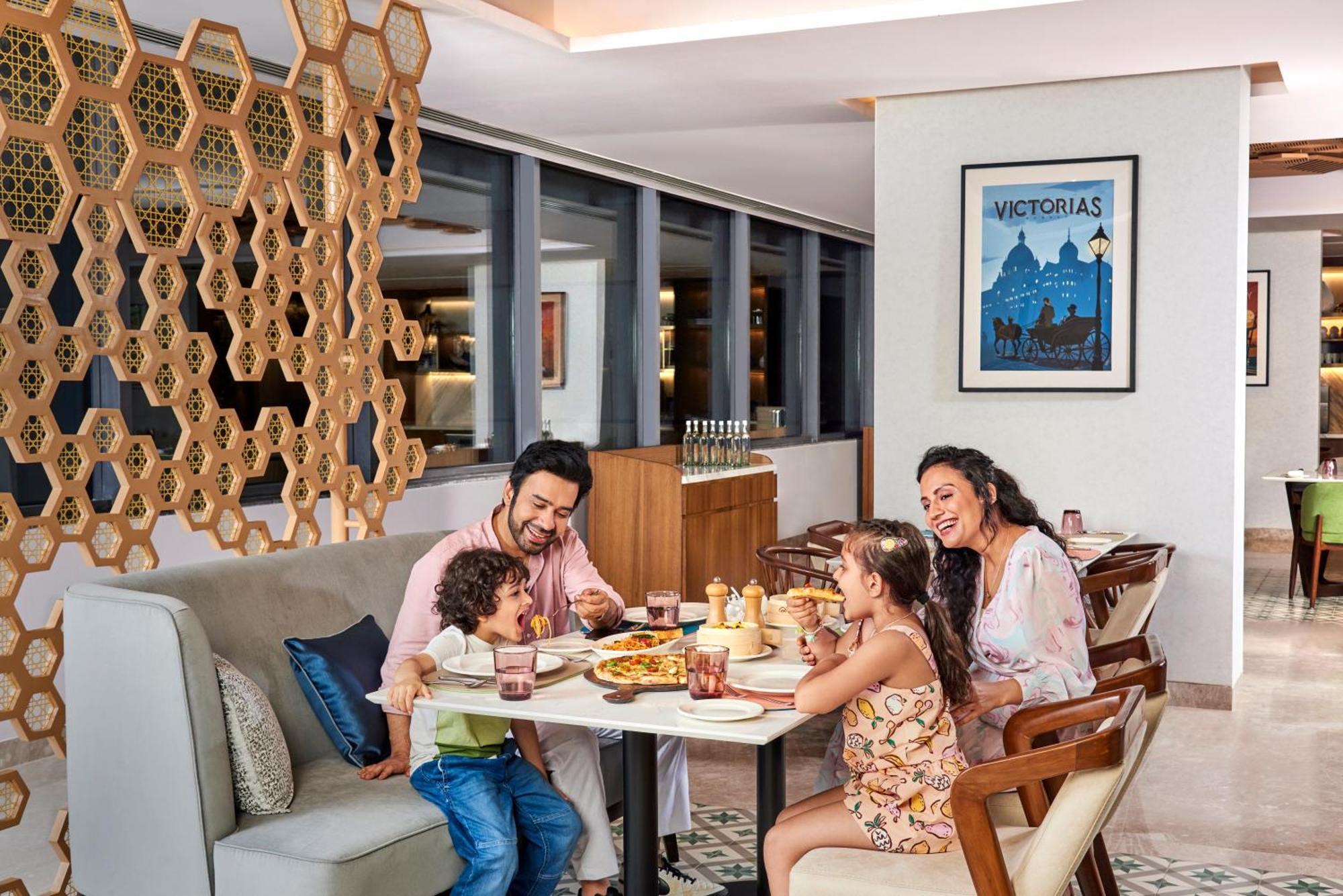 Novotel Mumbai International Airport Εξωτερικό φωτογραφία Family dining at the hotel