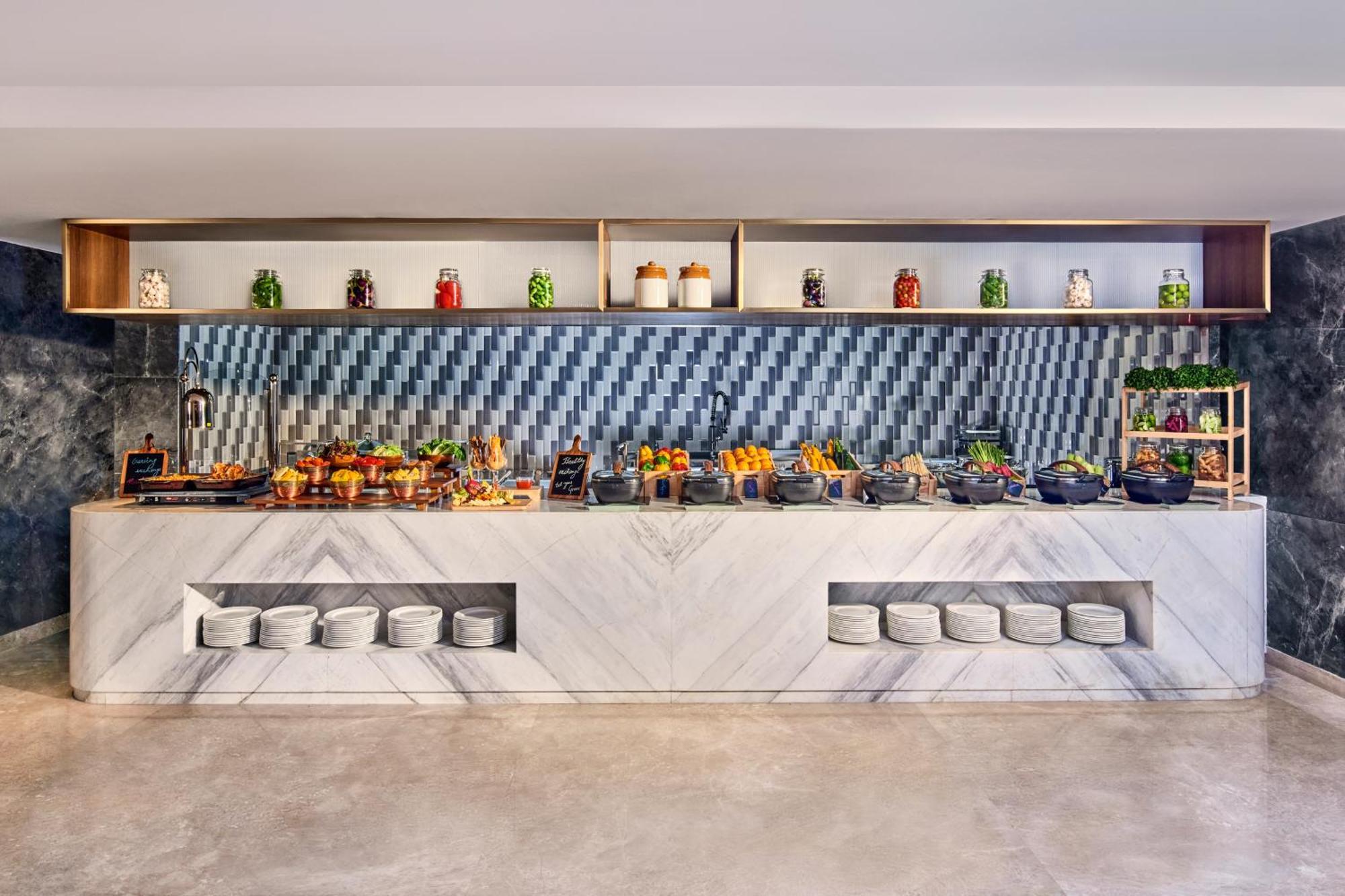 Novotel Mumbai International Airport Εξωτερικό φωτογραφία The buffet at the hotel