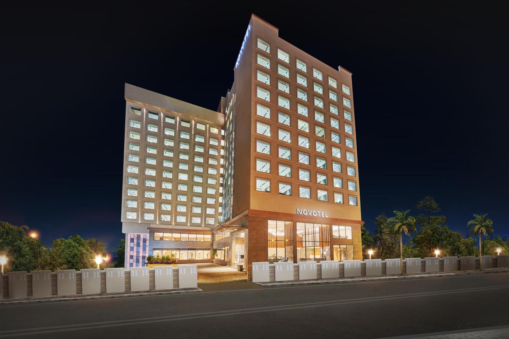 Novotel Mumbai International Airport Εξωτερικό φωτογραφία The hotel at night